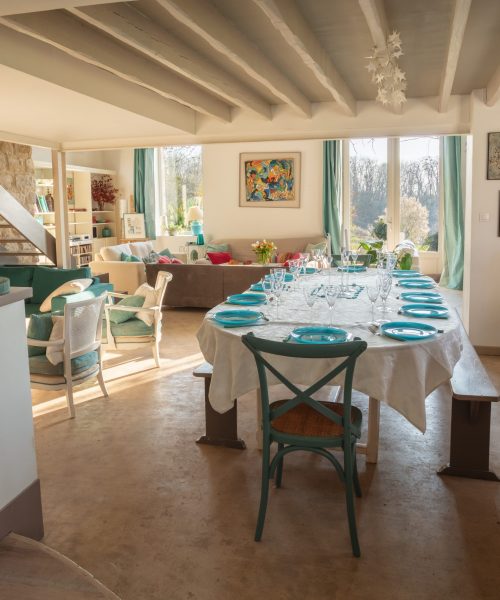 Table dressée pour repas, location d'espaces pour événements